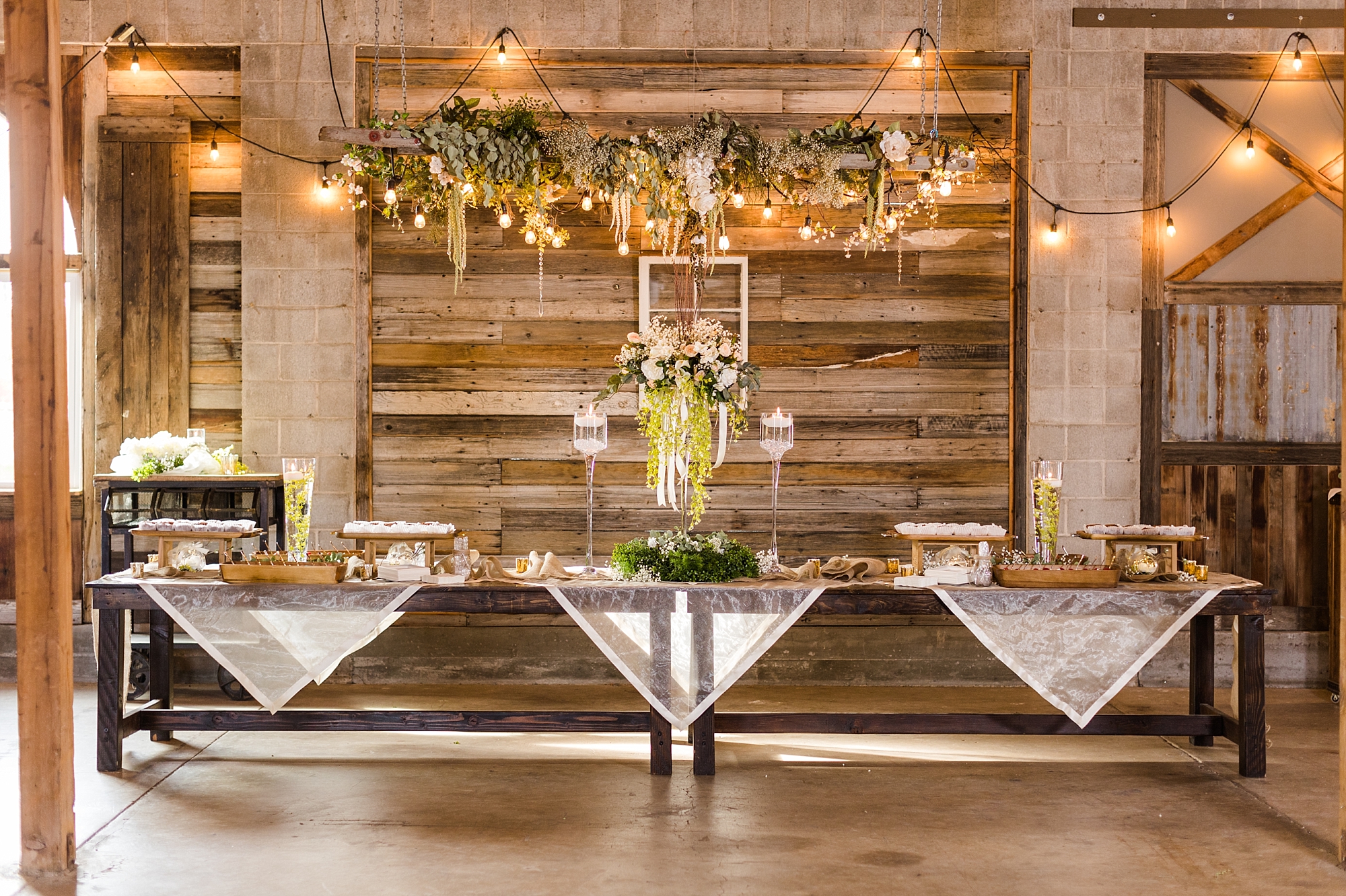 How to decorate an elegant rustic barn wedding